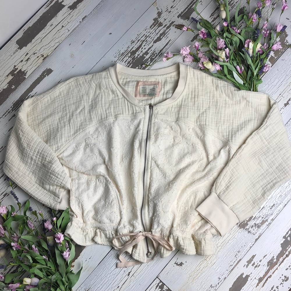 Really cute cream cotton zip up with ruffle bottom